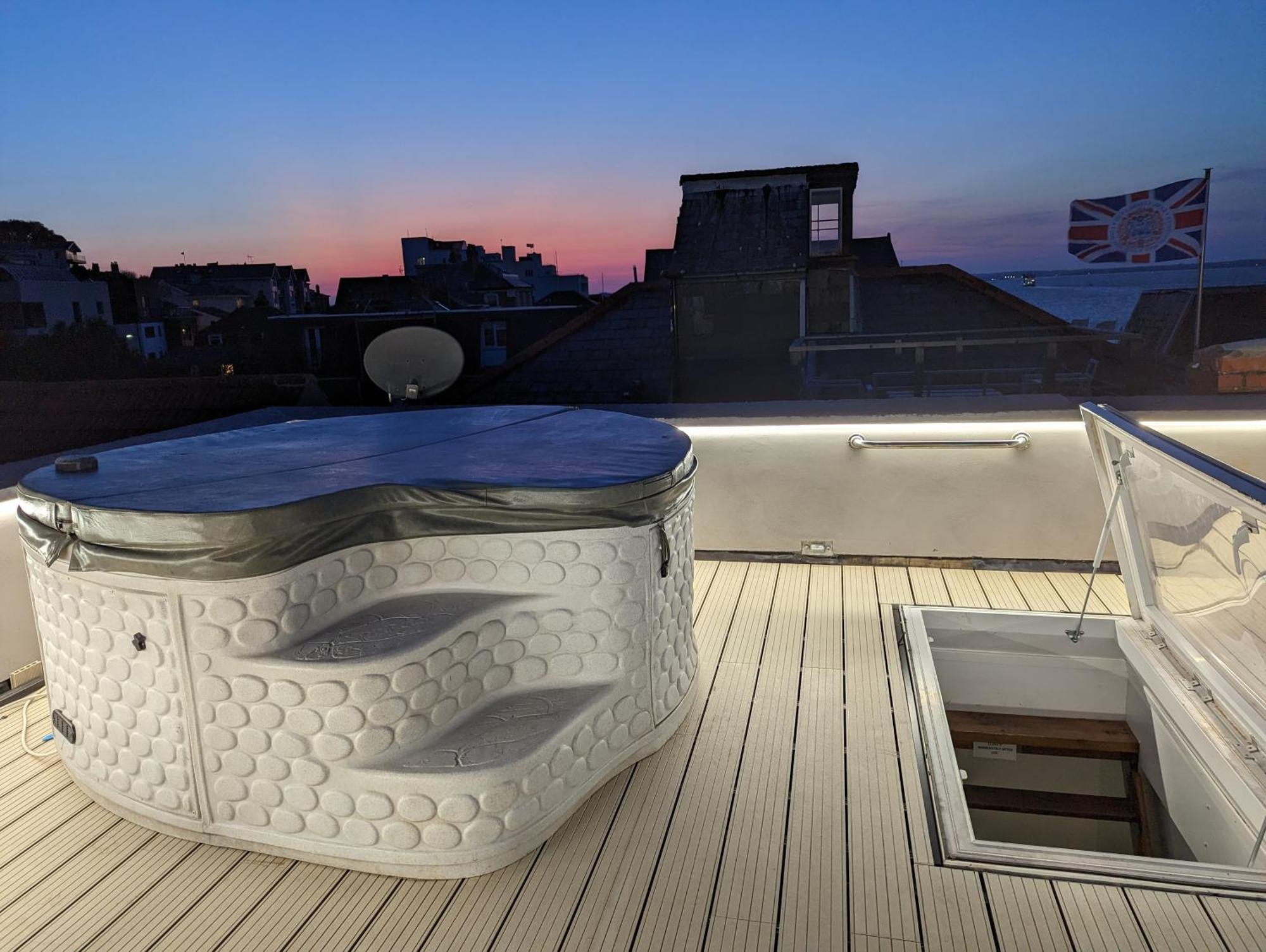Seafarer'S View - 6 Bedroom Townhouse In Cowes, Parking & Seaviews. Cowes  Zewnętrze zdjęcie